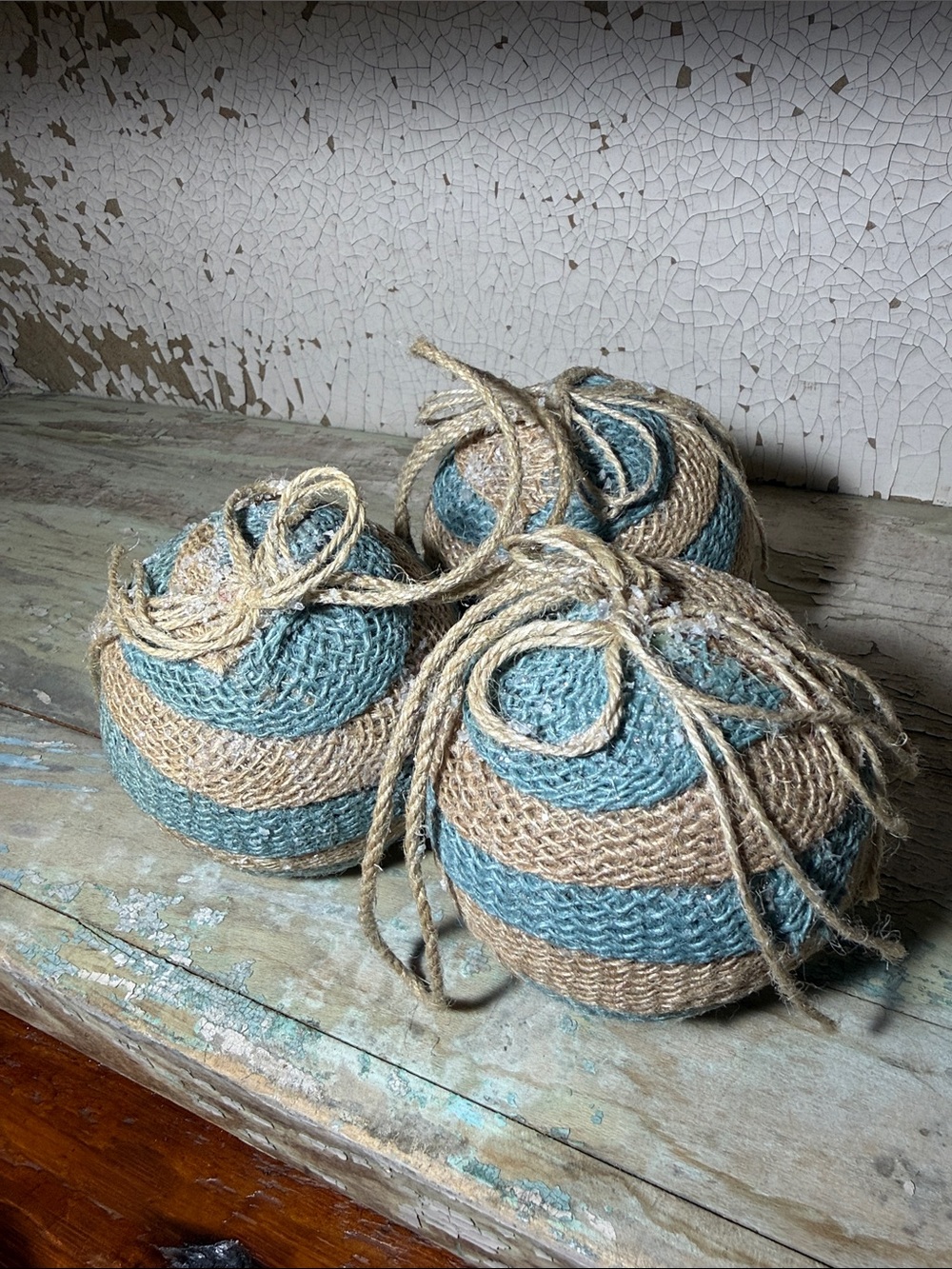 🎄Natural Jute/Burlap and Blue Burlap Holiday Ornaments sparkly snowy tops.